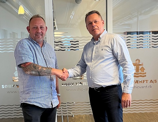 Kontrakten er underskrevet mellem Stefan Andreasen CEO DBB Dredging (venstre) og Tejs Beltov CEO Søby Værft (højre)